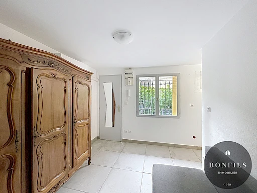 A LOUER AVIGNON INTRAMUROS ( 84000 ) : un studio non meublé - climatisé - avec terrasse commune !