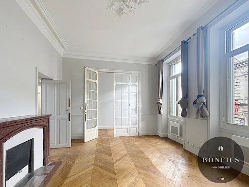 A LOUER AVIGNON INTRAMUROS ( 84000 ) : Appartement non meublé - 4 pièces - 1er étage - charme de l'ancien !
