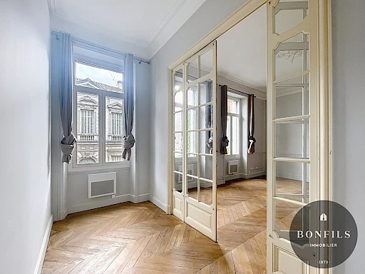 A LOUER AVIGNON INTRAMUROS ( 84000 ) : Appartement non meublé - 4 pièces - 1er étage - charme de l'ancien !