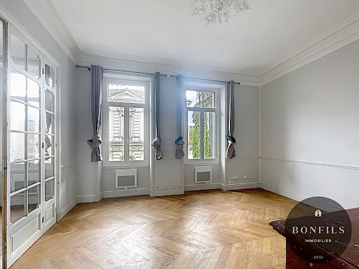 A LOUER AVIGNON INTRAMUROS ( 84000 ) : Appartement non meublé - 4 pièces - 1er étage - charme de l'ancien !