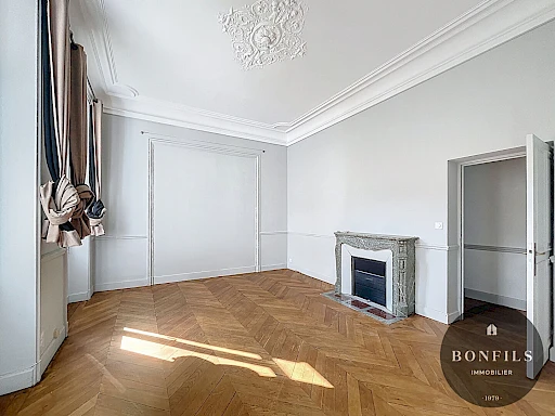 A LOUER AVIGNON INTRAMUROS ( 84000 ) : Appartement 3 pièces non meublé - avec balcon !