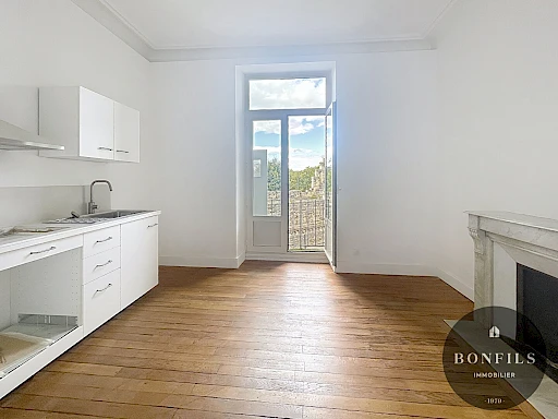 A LOUER AVIGNON INTRAMUROS ( 84000 ) : Appartement 3 pièces non meublé - avec balcon !