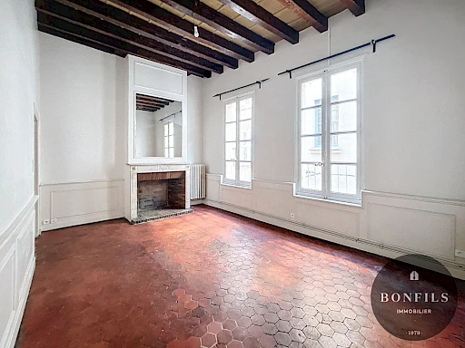 A LOUER AVIGNON INTRAMUROS (84000): T4 non meublé -au charme de l'ancien - 2chambres - 702.38CC