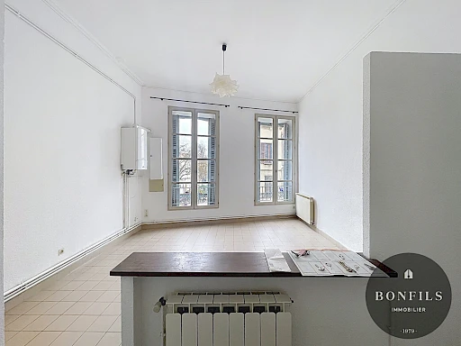 A LOUER AVIGNON INTRAMUROS ( 84 000 ) : charmant et spacieux appartement 3 pièces !